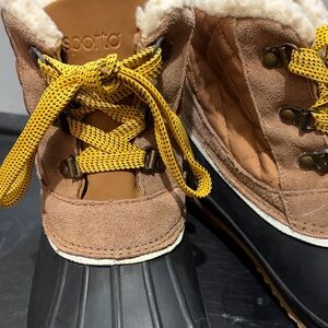 Sporto Tan and Black Boots with Yellow Laces